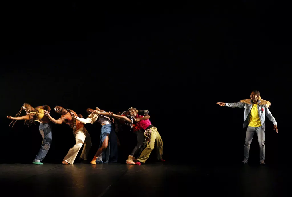 MATIERE(S) PREMIERE(S), Choregraphie Anne Nguyen, Assistant choregraphe Pascal Luce, Conseil artistique Didier Boko, Creation lumiere Marie Ducatez et Matthieu Marques, Costumes Simon Huet, La ferme du Buisson , le 7 avril 2023.
Interpretes : Ted Barro Boumba (alias Barro Dancer), Dominique Elenga (alias Mademoiselle Do), Mark-Wilfried Kouadio (alias Willy Kazzama), Jeanne D Arc Niando (alias Esther), Grace Tala, Seibany Salif Traore (alias Salifus)
(photo by Patrick Berger)